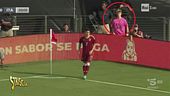 Per la nazionale di calcio Jannik Sinner fa il raccattapalle