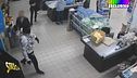 Esclusivo: la rapina a mano armata in un supermercato di Roma