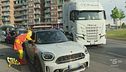 Parcheggio selvaggio per accompagnare i figli a scuola