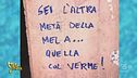 Striscia il cartellone, «sei l'altra metà della mela... quella col verme!»