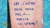 Striscia il cartellone, «sei l'altra metà della mela... quella col verme!»
