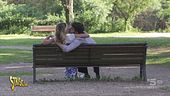 Baci in strada? Neanche l'ombra