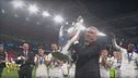 Ancelotti alza il sopracciglio, la coppa e... il gomito