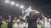 Ancelotti alza il sopracciglio, la coppa e... il gomito
