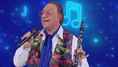 Claudio Lauretta nei panni di Renzo Arbore