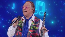 Claudio Lauretta nei panni di Renzo Arbore