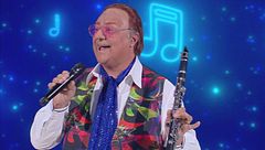 Claudio Lauretta nei panni di Renzo Arbore