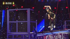 Chen Zhongqin e il monociclo sospeso