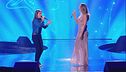 Anna Tatangelo e Laura Pizio si esibiscono sulle note di "Insieme".