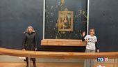 Ecovandali in azione: zuppa sulla Gioconda