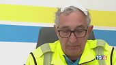 Chiama 2 volte il 118 e li prende a martellate