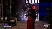 Stasera Grande Fratello con romantiche sorprese
