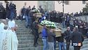 A migliaia in piazza per l'addio ai ragazzi
