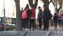 Pugni e calci al prof davanti alla scuola