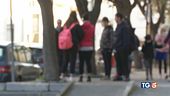 Pugni e calci al prof davanti alla scuola