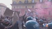 Bologna, scontri tra antagonisti e polizia