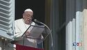 Francesco con i poveri "Basta guerra e fame"
