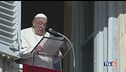 Francesco con i poveri "Basta guerra e fame"