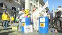 Apicoltori in piazza Salvare miele italiano