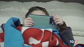 Smartphone in mano a bambini di un anno!