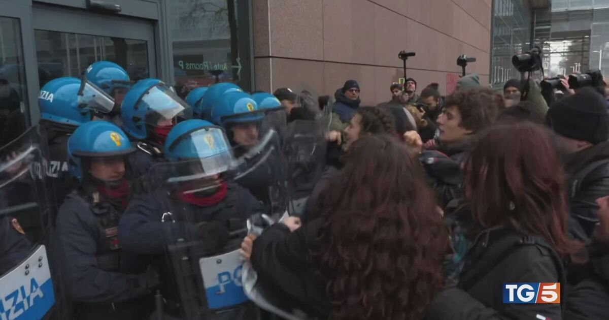 TG5: Corteo ProPal Torino scontri e agenti feriti Video | Mediaset Infinity
