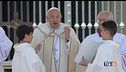 Papa: bambini pregate soprattutto per la pace