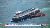 "Sos, affondiamo", salvi i passeggeri