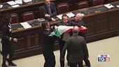 Lite sulle riforme Scontri e insulti