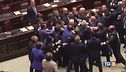 Calci, pugni, spintoni in una Camera rissosa