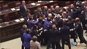 Calci, pugni, spintoni in una Camera rissosa