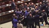Calci, pugni, spintoni in una Camera rissosa