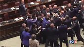 Calci, pugni, spintoni in una Camera rissosa