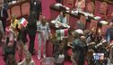 Le riforme spaccano Bagarre in Parlamento