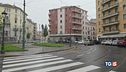 Ubriaco investa ragazza trascinata sotto l'auto