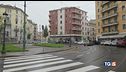 Ubriaco investa ragazza trascinata sotto l'auto