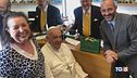 Il Papa va dall'ottico "Grazie e la benedico"