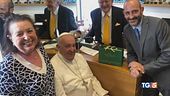 Il Papa va dall'ottico "Grazie e la benedico"