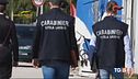 Botte e affare sporchi sulla palle di migranti