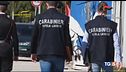Botte e affare sporchi sulla palle di migranti