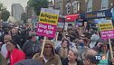 Marea di pacifisti contro l'onda razzista in Uk