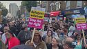 Marea di pacifisti contro l'onda razzista in Uk