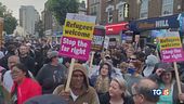 Marea di pacifisti contro l'onda razzista in Uk