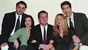 Matthew Perry solo, circondato da squali
