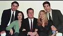 Matthew Perry solo, circondato da squali
