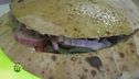 In cucina con pesce e cipolla