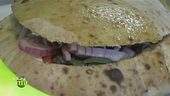 In cucina con pesce e cipolla