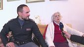 Si sente sola e chiama la polizia