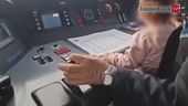 Con la bimba alla guida del treno