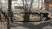 Napoli, voragine inghiotte due auto