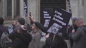 Assange, i giudici prendono tempo